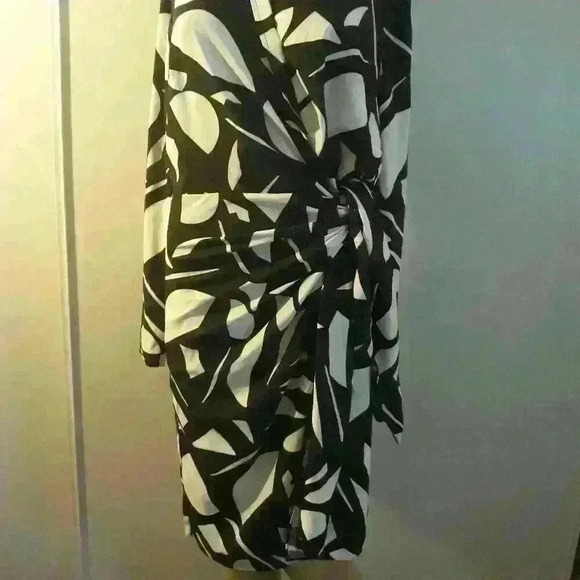 NWNT  London Times plus trendy Sexy party/cocktail faux wrap Geo print size 14 - Picture 2 of 7